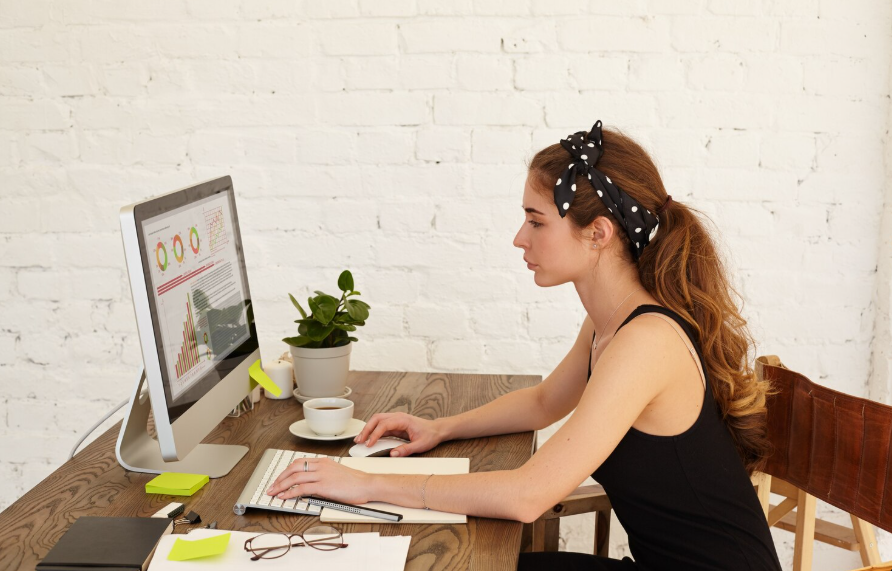 Creator reviewing analytics on a desktop to manage a subscription income model